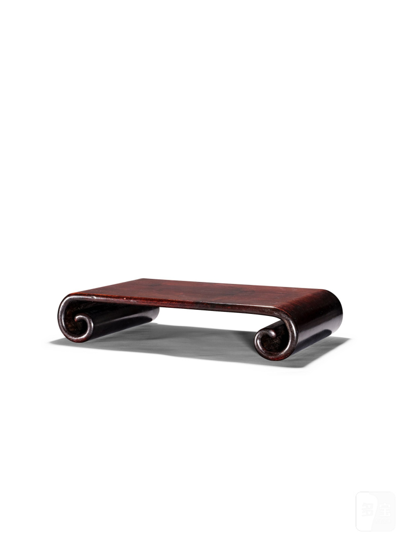 硬木書卷式几 及 硬木龍紋炕几式座 | A HARDWOOD SCROLL-FORM STAND AND A CARVED HARDWOOD 'DRAGON' STAND - 图6